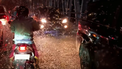 Pengendara Terganggu Serbuan Laron di Jembatan Kertosono