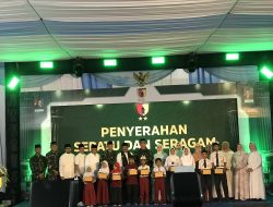 Ribuan Siswa di Nganjuk Terima Seragam Sekolah Gratis dari TNI