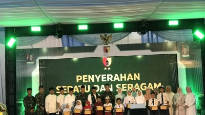Ribuan Siswa di Nganjuk Terima Seragam Sekolah Gratis dari TNI