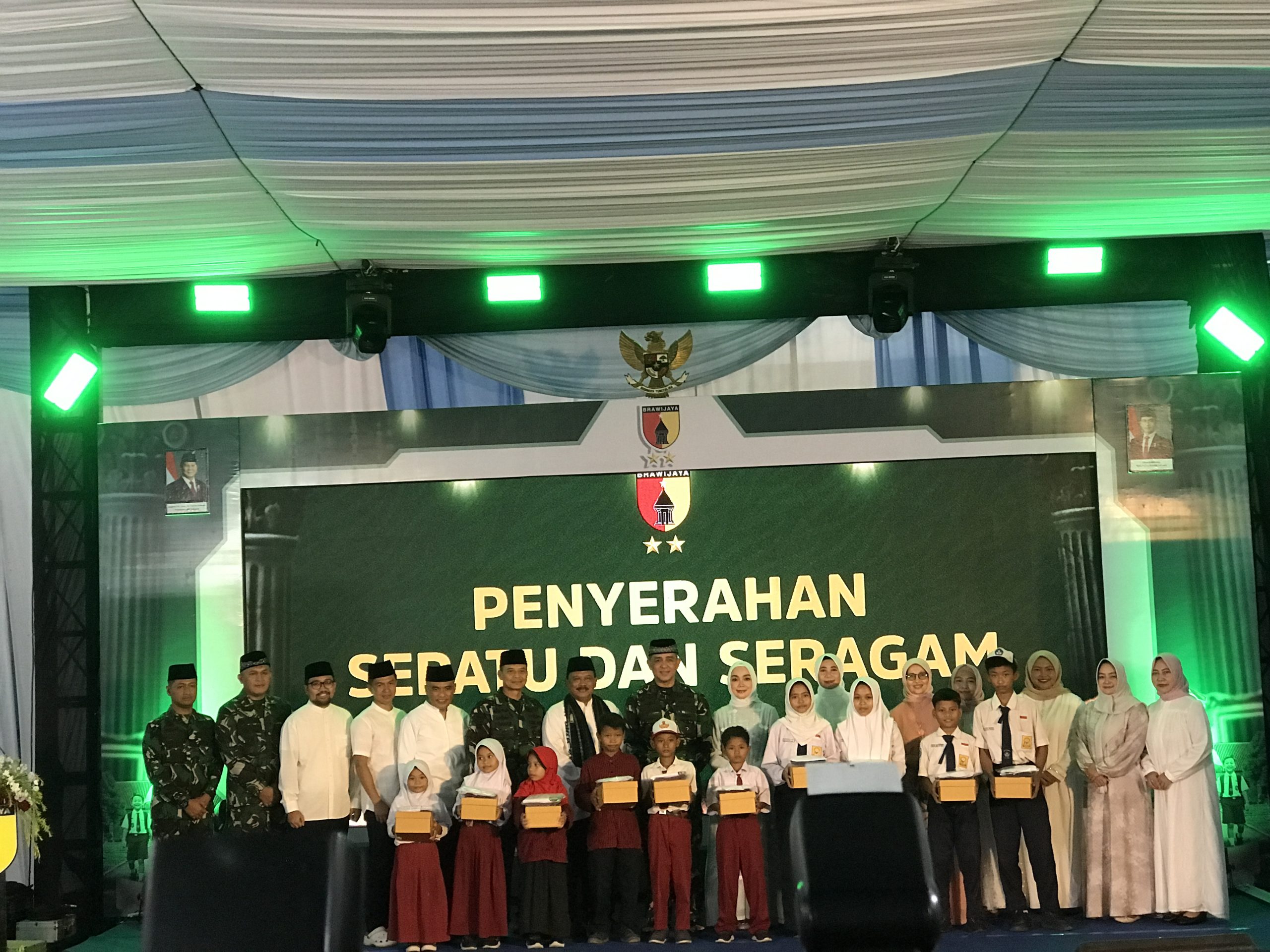 Ribuan Siswa di Nganjuk Terima Seragam Sekolah Gratis dari TNI
