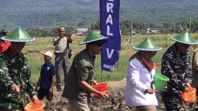 Ketua DPRD Nganjuk Dukung Gerakan Tanam Kedelai Bersama TNI AL dan Kementan