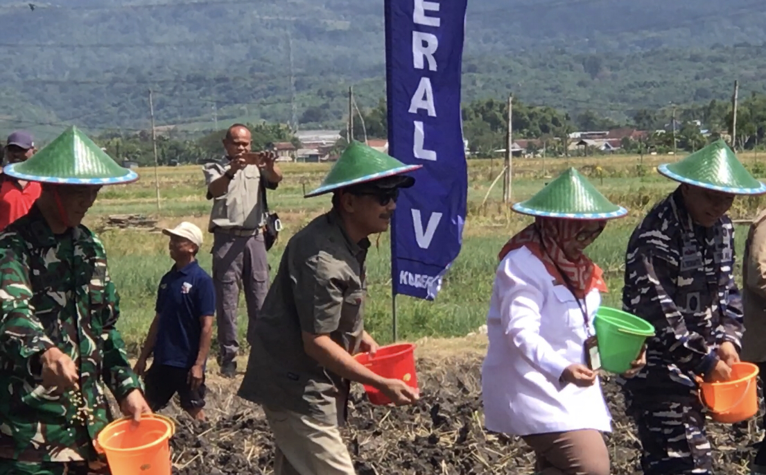 Ketua DPRD Nganjuk Dukung Gerakan Tanam Kedelai Bersama TNI AL dan Kementan