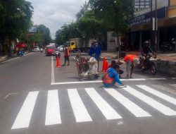 Demi Keselamatan Pengguna Jalan, Dishub Tulungagung Tebalkan Marka di Sejumlah Ruas Jalan