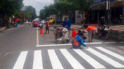 Demi Keselamatan Pengguna Jalan, Dishub Tulungagung Tebalkan Marka di Sejumlah Ruas Jalan