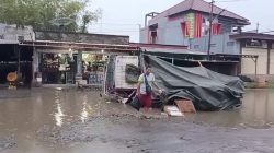 Jalan Berlubang, Truk Pengangkut Keramik Terguling di Guyangan Nganjuk