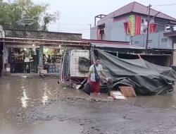Jalan Berlubang, Truk Pengangkut Keramik Terguling di Guyangan Nganjuk