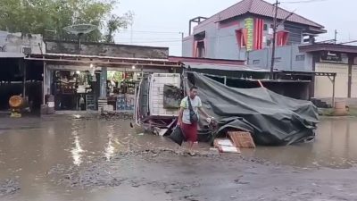 Jalan Berlubang, Truk Pengangkut Keramik Terguling di Guyangan Nganjuk