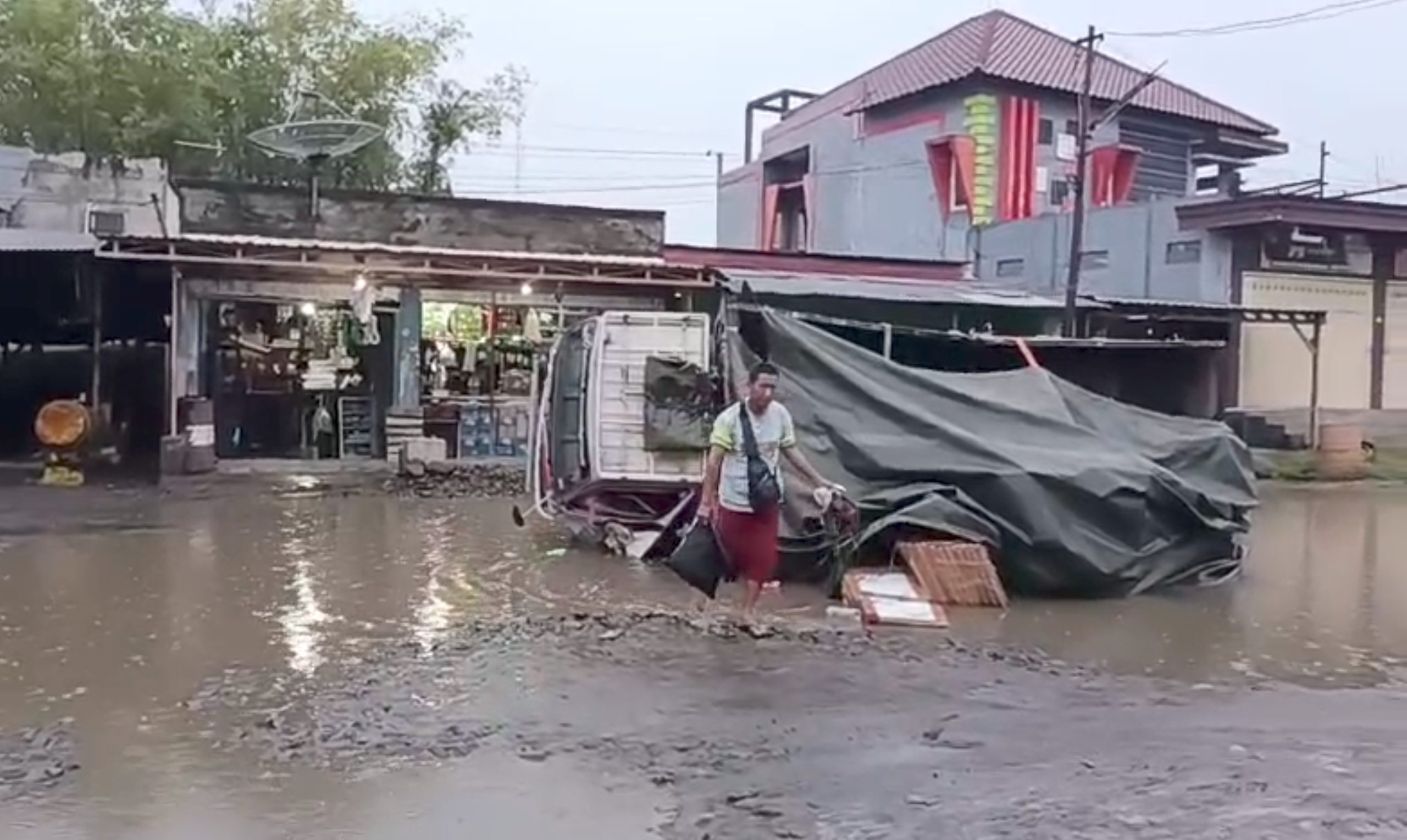Jalan Berlubang, Truk Pengangkut Keramik Terguling di Guyangan Nganjuk