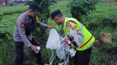 Polsek Jenangan Polres Ponorogo Amankan Balon Udara dan Petasan di Persawahan Ngrupit