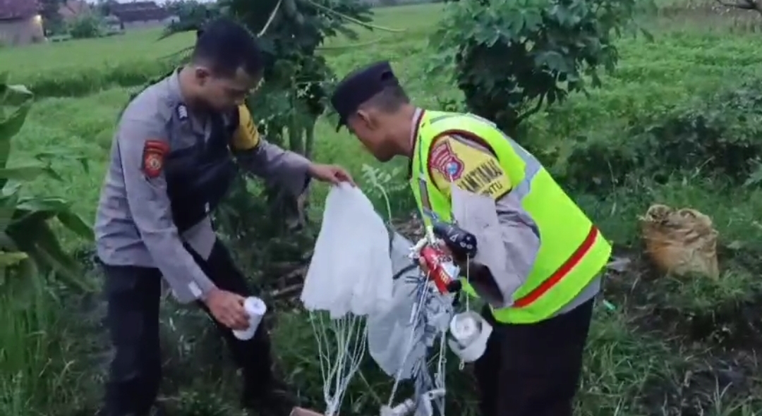 Polsek Jenangan Polres Ponorogo Amankan Balon Udara dan Petasan di Persawahan Ngrupit