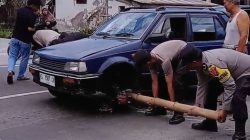 Bantu Pemudik, Polisi Evakuasi Mobil Alami Ban Pecah di Kandat