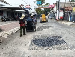 Jelang Mudik Lebaran, Mas Dhito Instruksikan Percepatan Perbaikan Jalan Berlubang