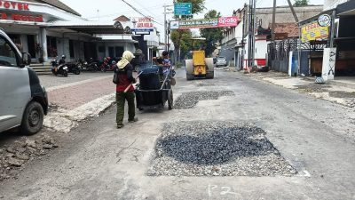 Jelang Mudik Lebaran, Mas Dhito Instruksikan Percepatan Perbaikan Jalan Berlubang