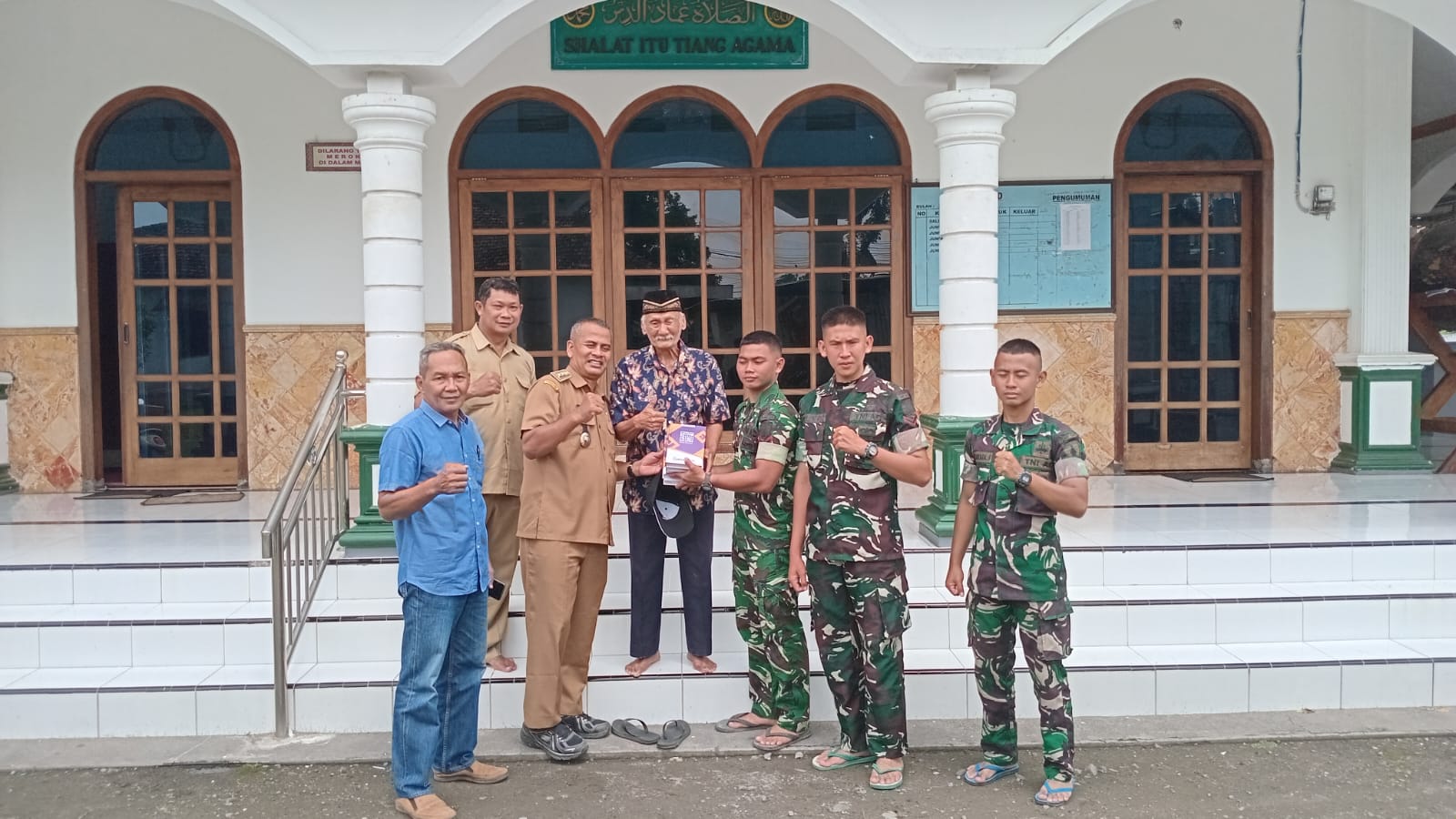 Momentum Ramadan, Satgas TMMD ke-127 Bagikan Al-Qur’an ke 13 Rumah Ibadah di Desa Gadungan