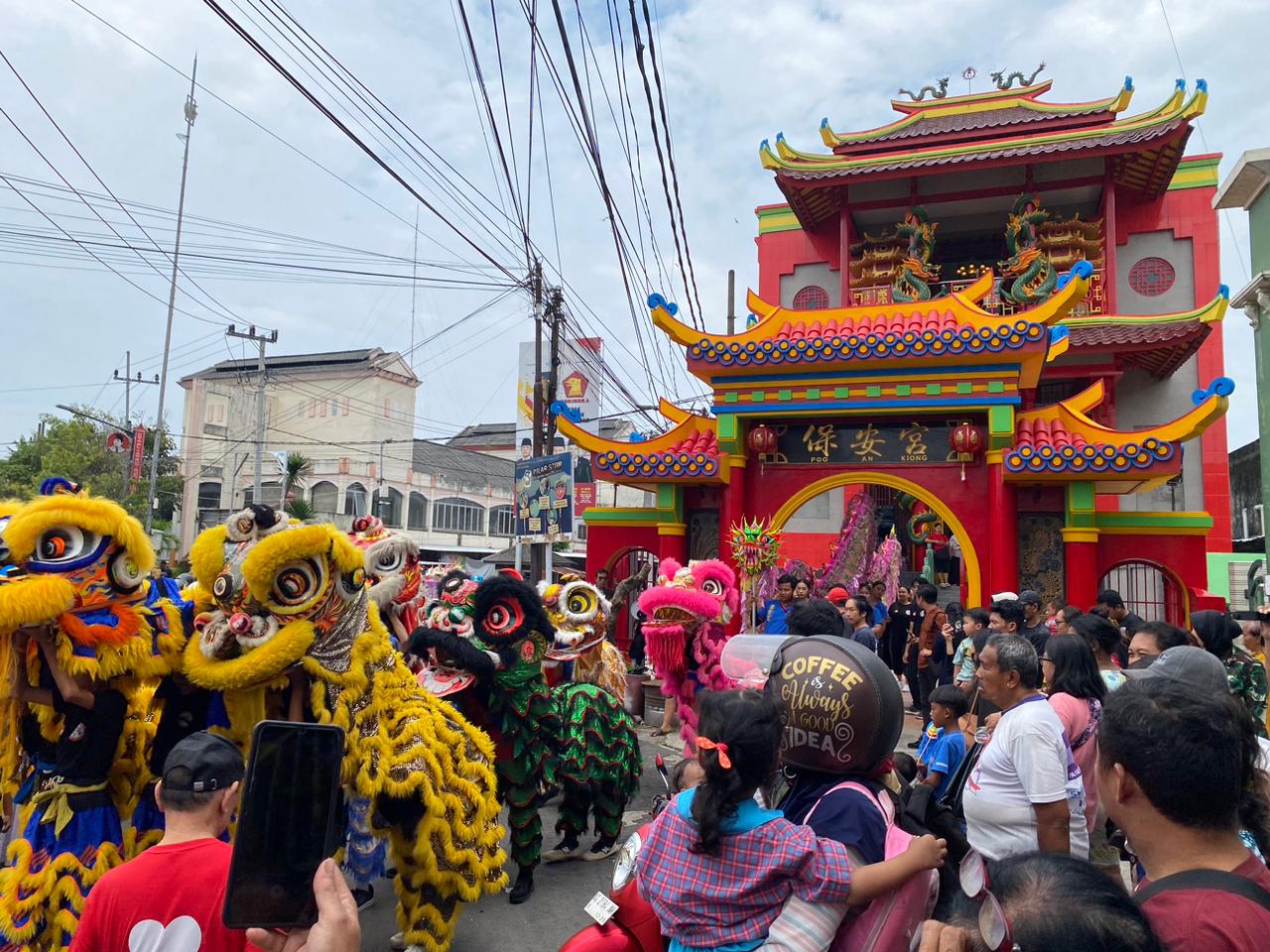 Kirab Barongsai Meriahkan Puncak Perayaan Imlek dan Cap Go Meh di Blitar