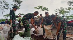 Hujan Lebat Picu Kerusakan Ringan Jalan di Desa Gadungan, Satgas TMMD dan Warga Gelar Kerja Bakti