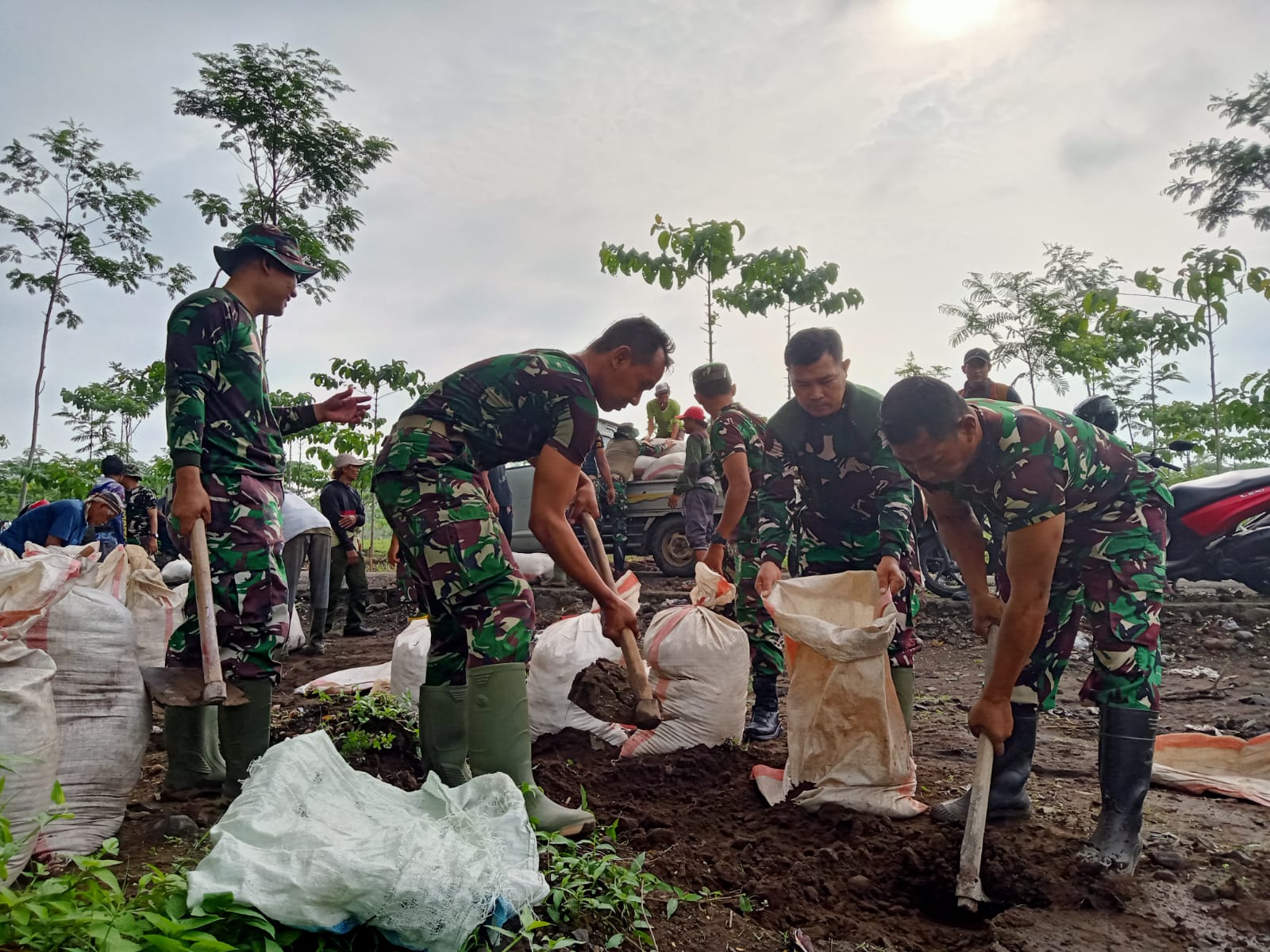 Hujan Lebat Picu Kerusakan Ringan Jalan di Desa Gadungan, Satgas TMMD dan Warga Gelar Kerja Bakti