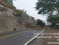 Batu Seukuran Pikap Terjun ke Aspal, Jalur Trenggalek–Ponorogo Putus Total