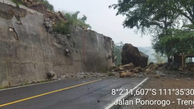 Batu Seukuran Pikap Terjun ke Aspal, Jalur Trenggalek–Ponorogo Putus Total