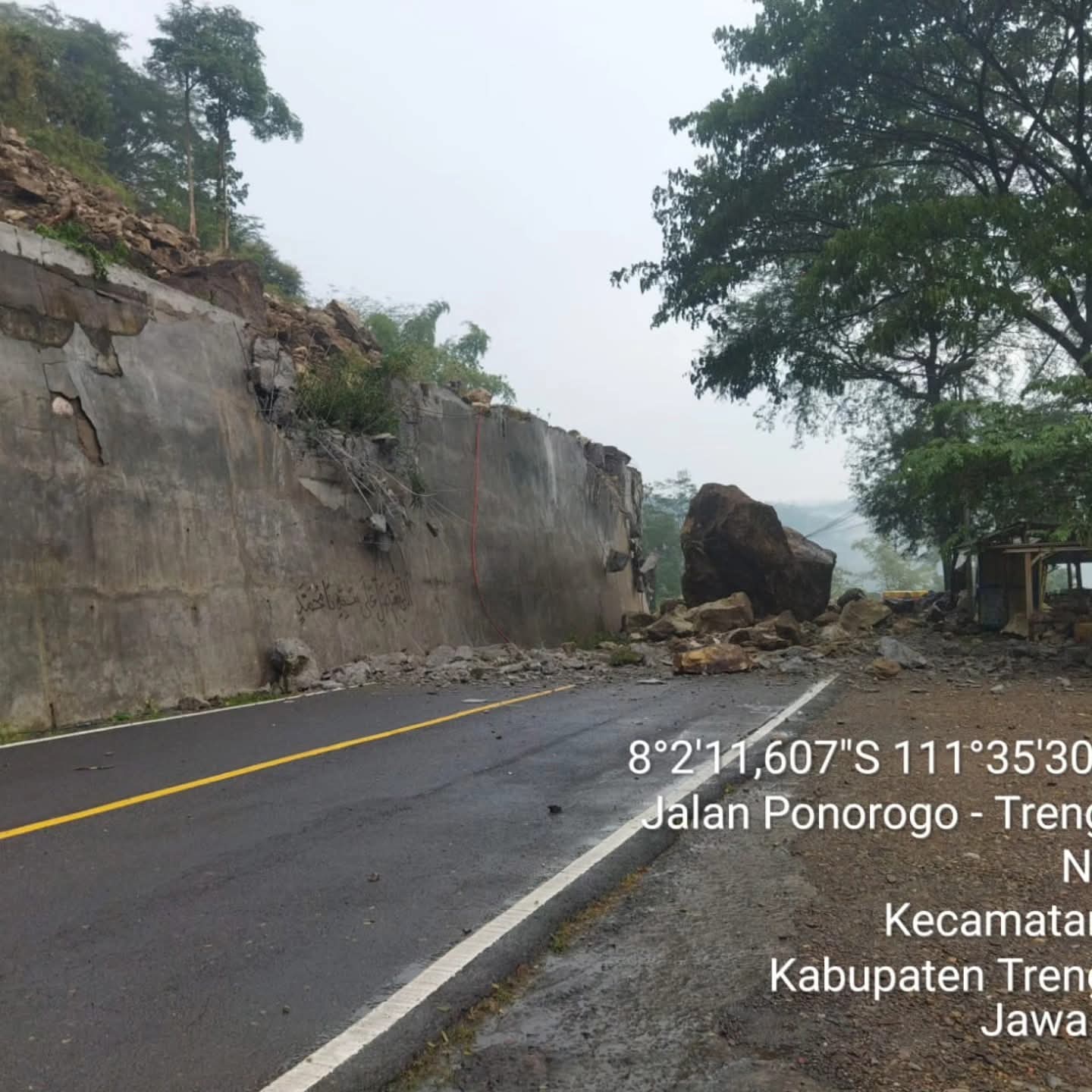 Batu Seukuran Pikap Terjun ke Aspal, Jalur Trenggalek–Ponorogo Putus Total