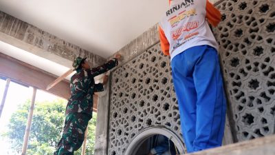Satgas TMMD Marinir Rehabilitasi Musholla Al Ikhlas di Desa Gadungan