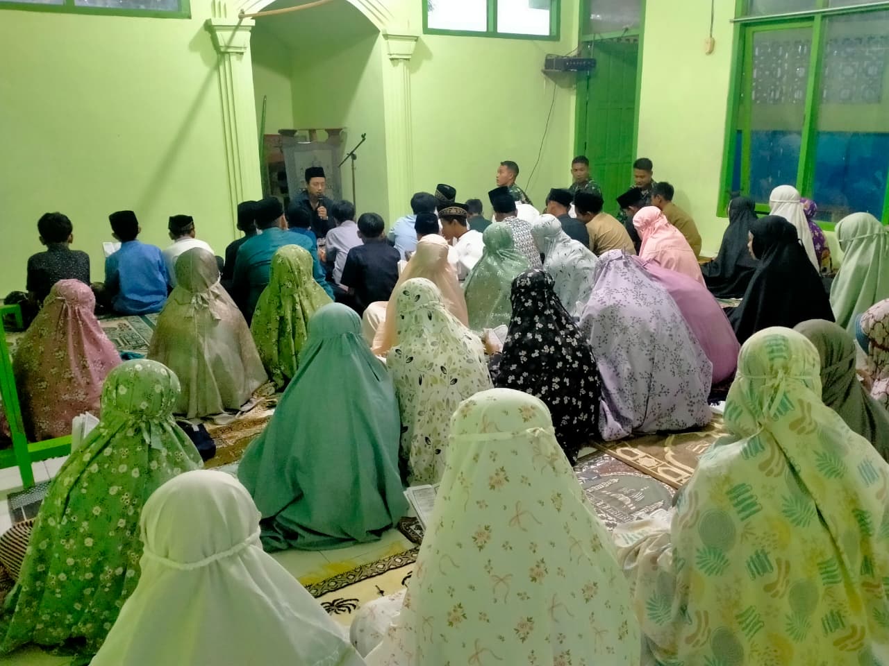 Satgas TMMD dan Siswa SDN Gadungan 4 Peringati Malam Nuzulul Qur’an