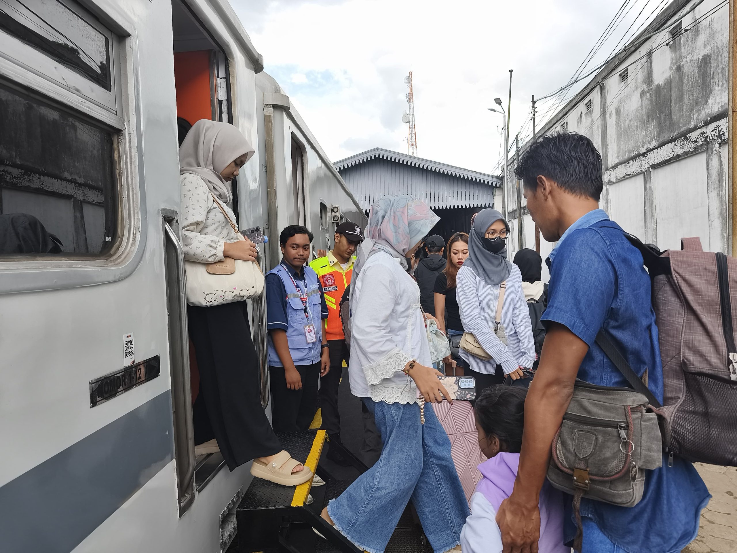 Terminal dan Stasiun Blitar Mulai Dipadati Penumpang, Didominasi Pemudik Luar Kota