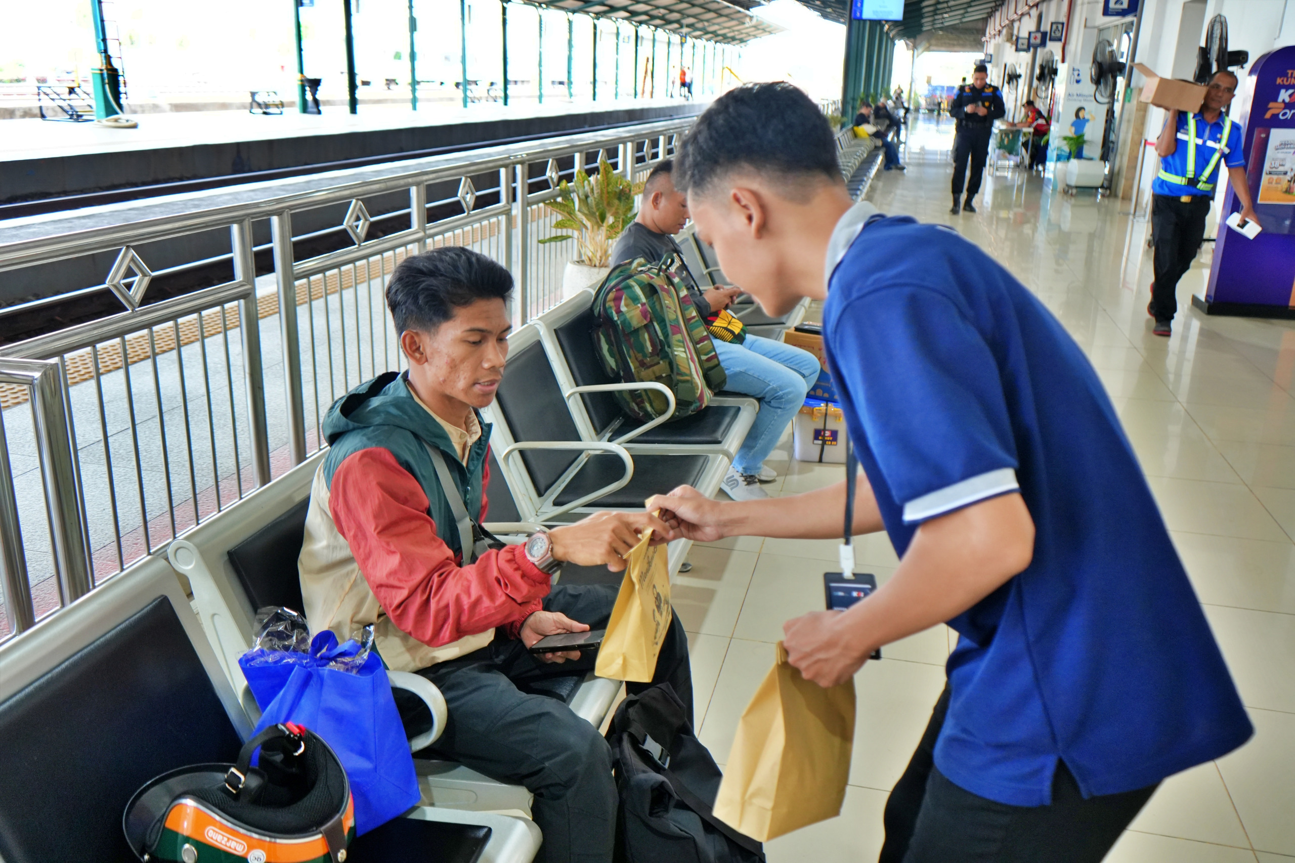 Mudik Nyaman, KAI Daop 7 Siapkan Ratusan Takjil bagi Penumpang KA Jarak Jauh