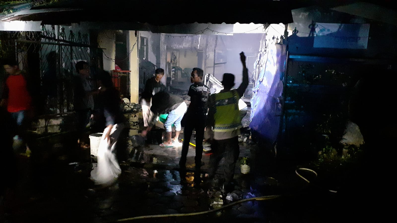 Tak Terima Ditegur Usai Minum Miras, Suami Ngamuk Bakar Rumah, Dua Motor Ludes