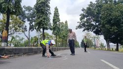 Jelang Arus Mudik, Satlantas Polres Nganjuk Tandai Jalan Berlubang dengan Cat Putih