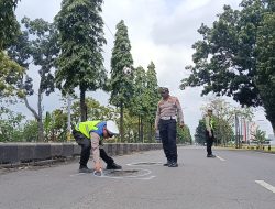 Jelang Arus Mudik, Satlantas Polres Nganjuk Tandai Jalan Berlubang dengan Cat Putih