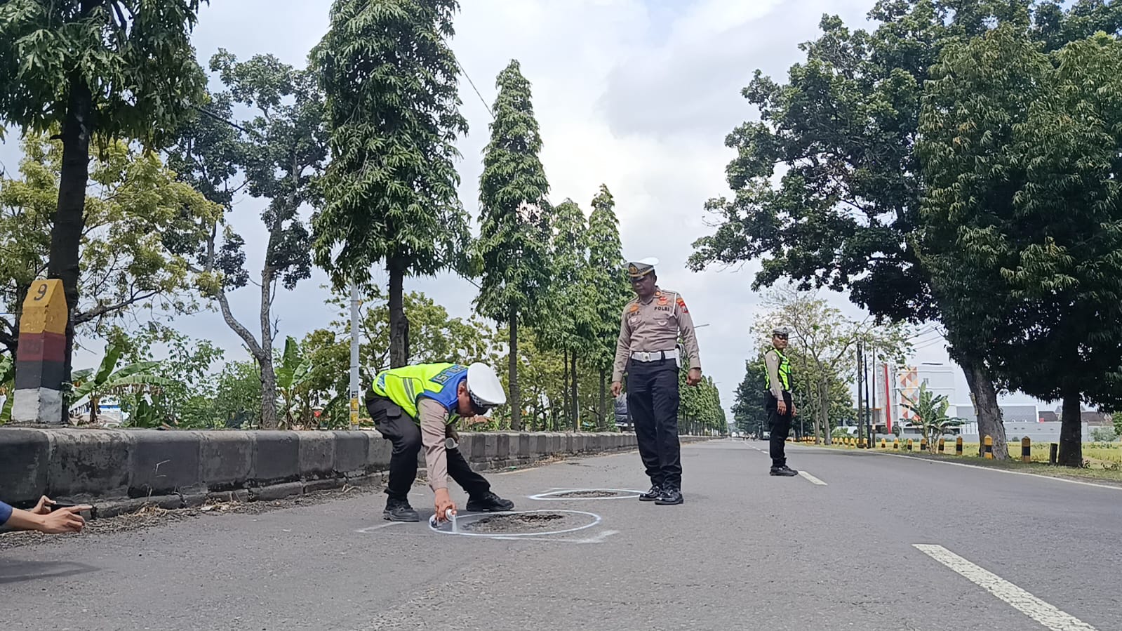 Jelang Arus Mudik, Satlantas Polres Nganjuk Tandai Jalan Berlubang dengan Cat Putih