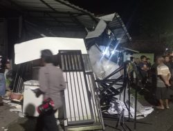 Duduk Santai di Teras, Warga Gondang Nganjuk Tertabrak Mobil Pikap