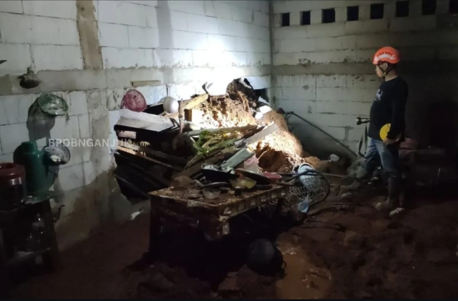 Hujan Lebat Picu Longsor di Desa Kepel Ngetos, Dinding Rumah Warga Ambrol