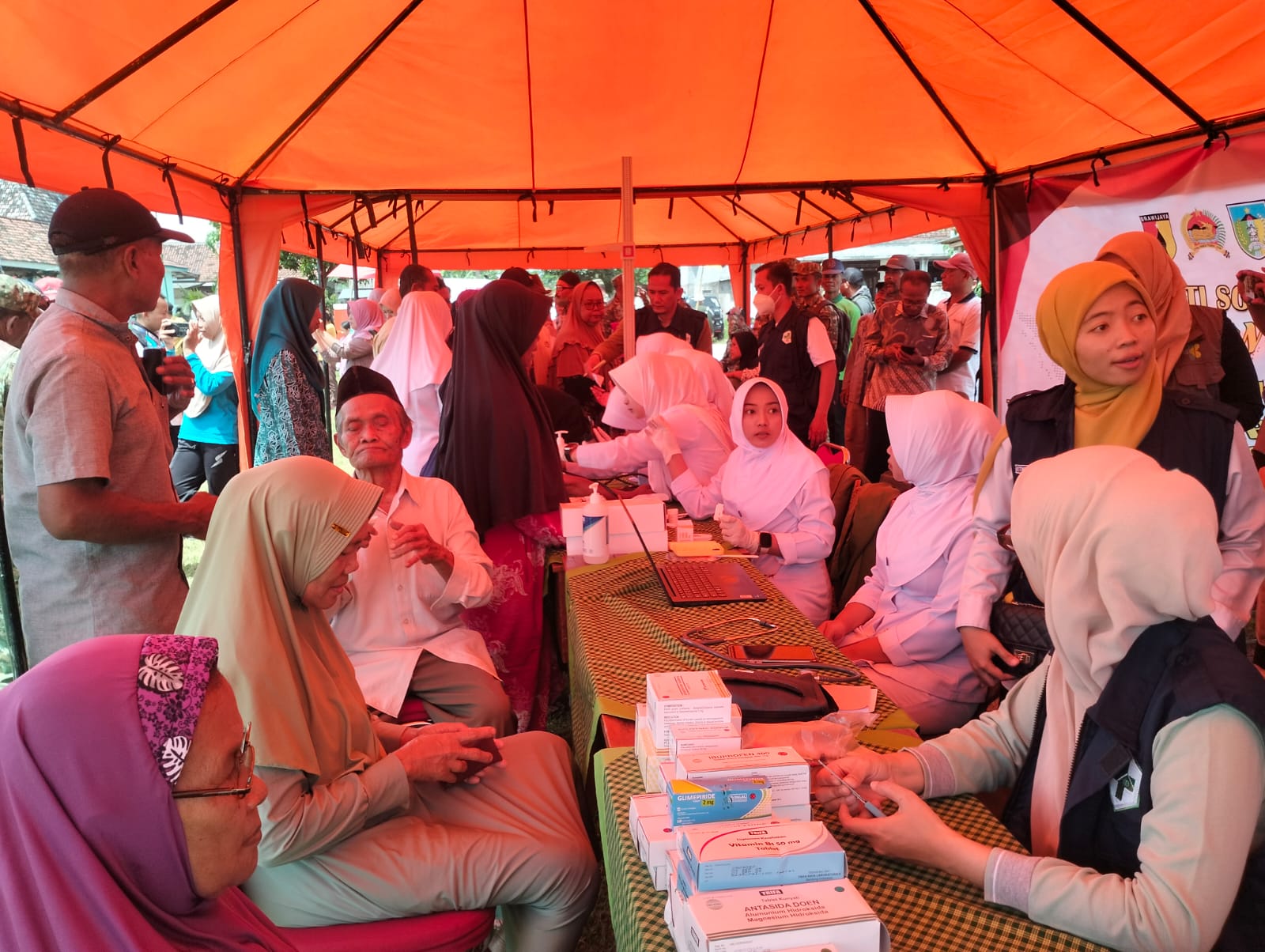 Ratusan Warga Antusias Ikuti Pengobatan Katarak Gratis pada Penutupan TMMD ke-127 di Kediri