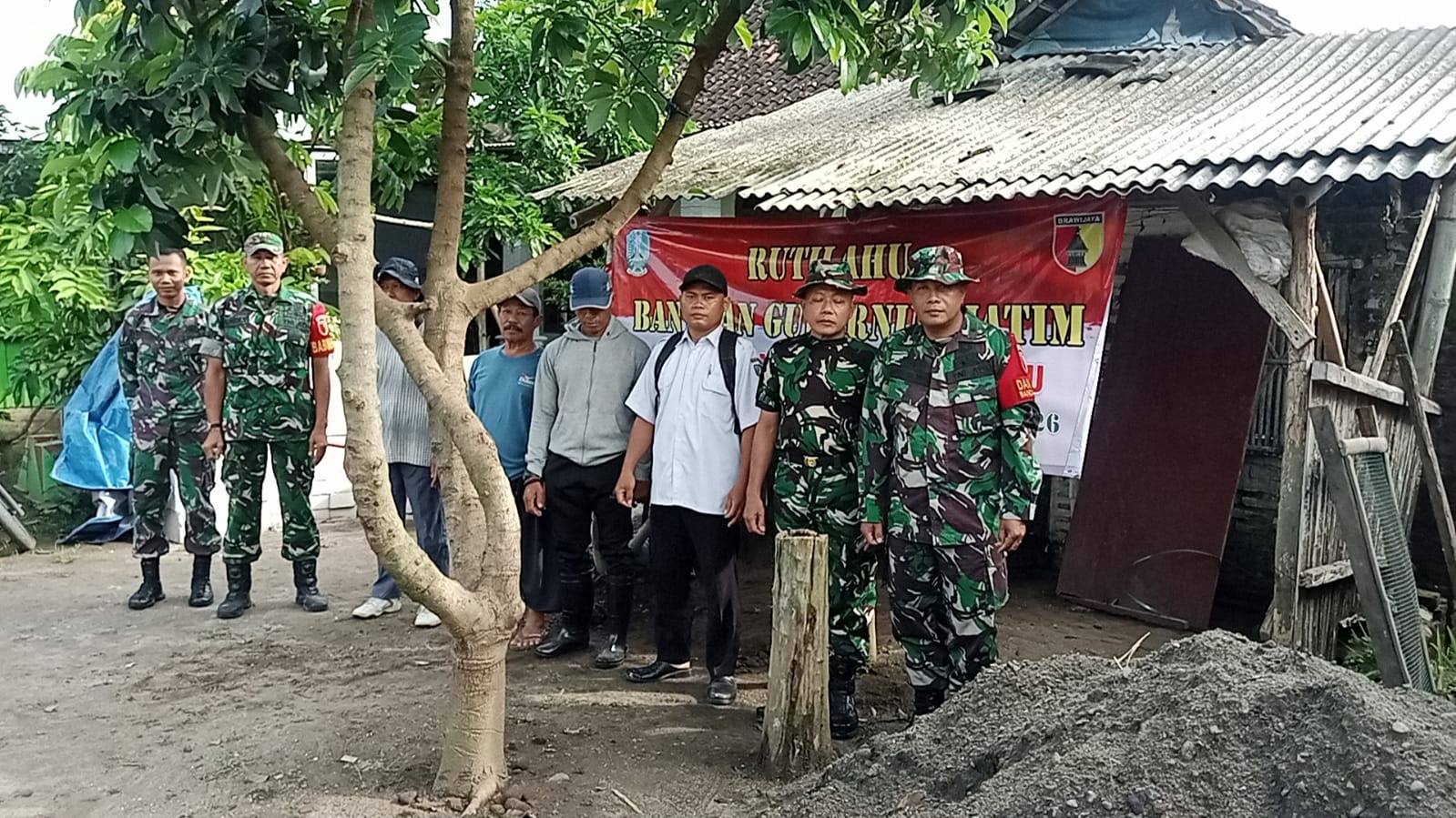 Babinsa Kodim Jombang Bedah RTLH di Bandarkedungmulyo, Wujud Kepedulian TNI untuk Warga Kurang Mampu