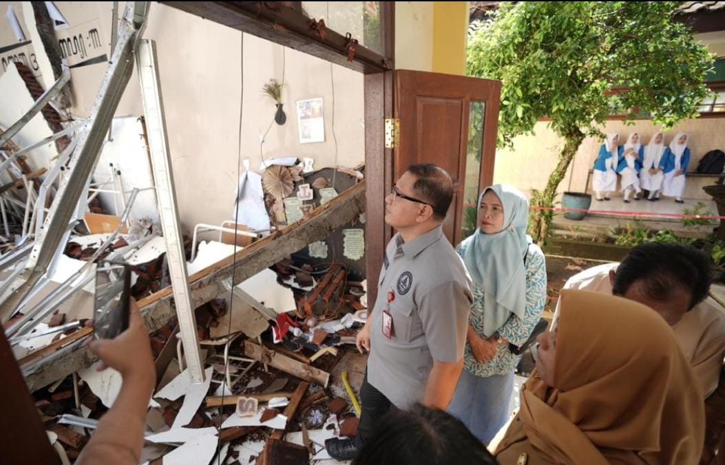 Atap Tiga Kelas SMKN 1 Ampelgading Ambruk, Dindik Jatim Targetkan Perbaikan Selesai Sebulan