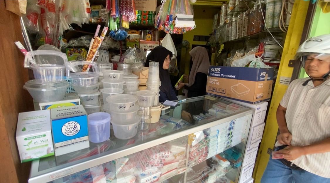 Harga Plastik Melonjak, Pedagang Kecil di Kota Batu Mulai Terhimpit