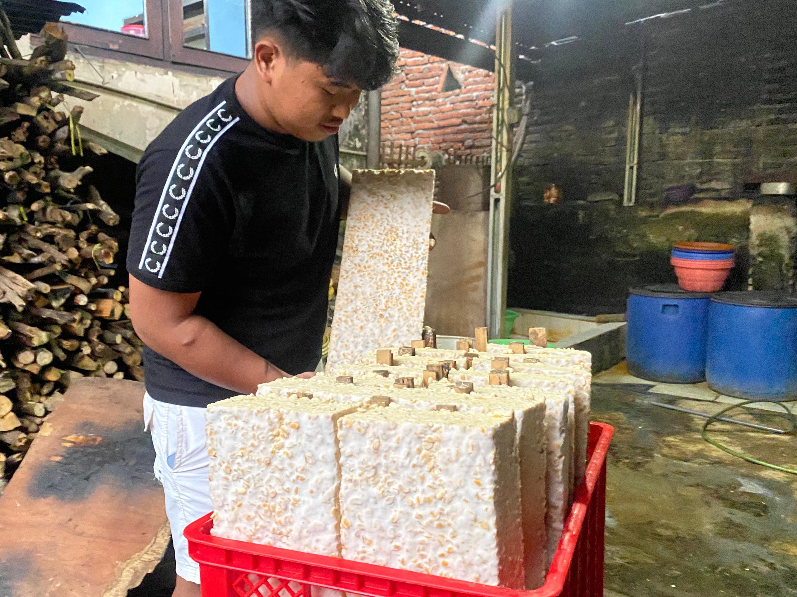 Harga Kedelai Melonjak, Perajin Tempe di Kota Batu Kian Terhimpit