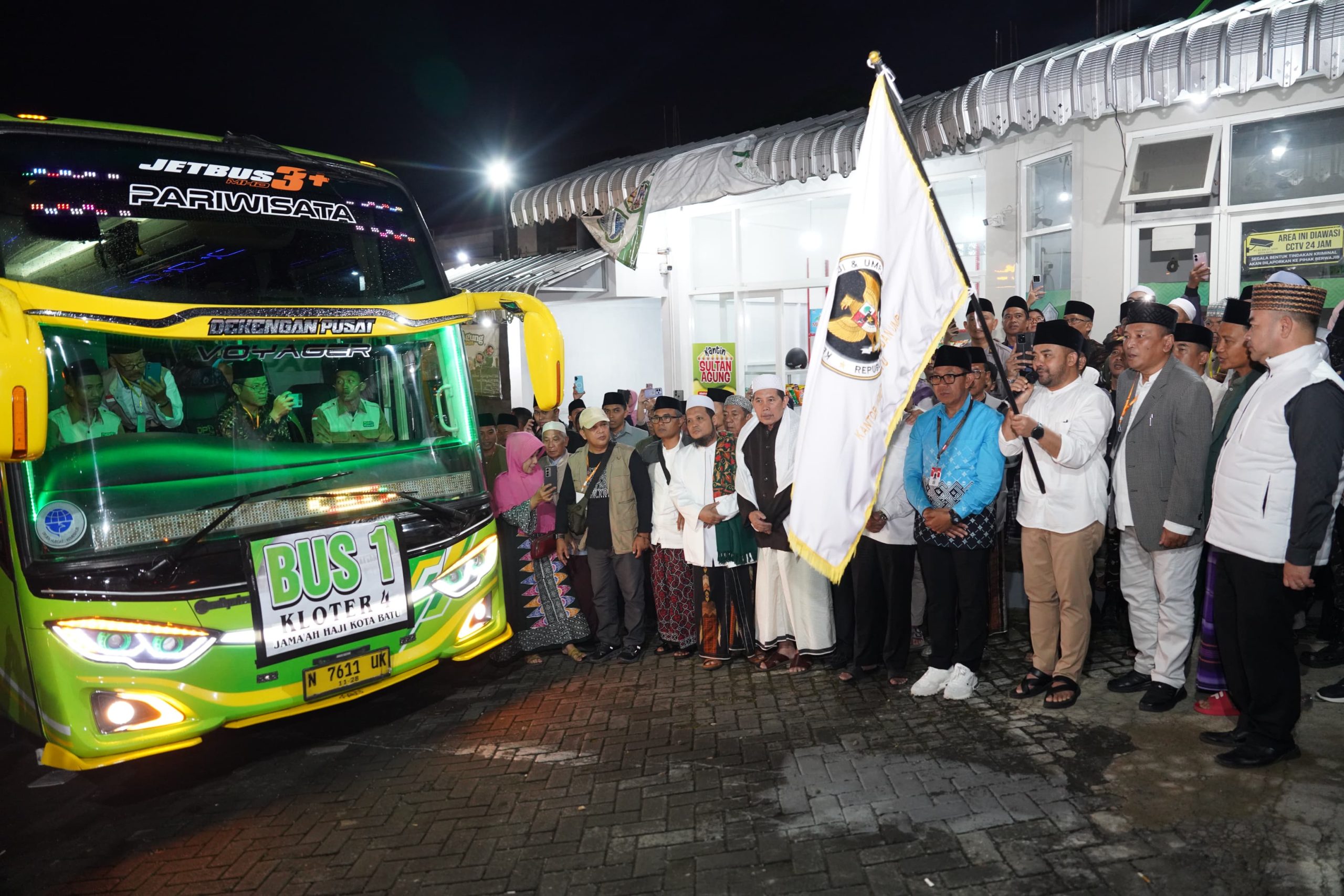 Diiringi Talbiyah, Plt Wali Kota Heli Suyanto Lepas 226 Jemaah Haji Kota Batu