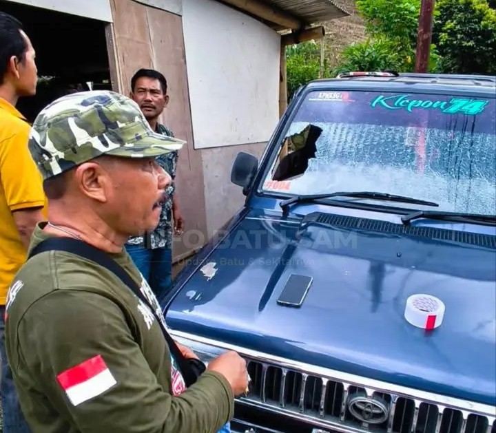 Mencekam! Mobil Rombongan Pelayat Dilempari Batu OTK di Pujon, Kaca Hancur dan Penumpang Terluka