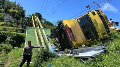 Gagal Nanjak, Truk Muat Galvalum Terjun ke Jurang di Bumiaji, Sopir Selamat