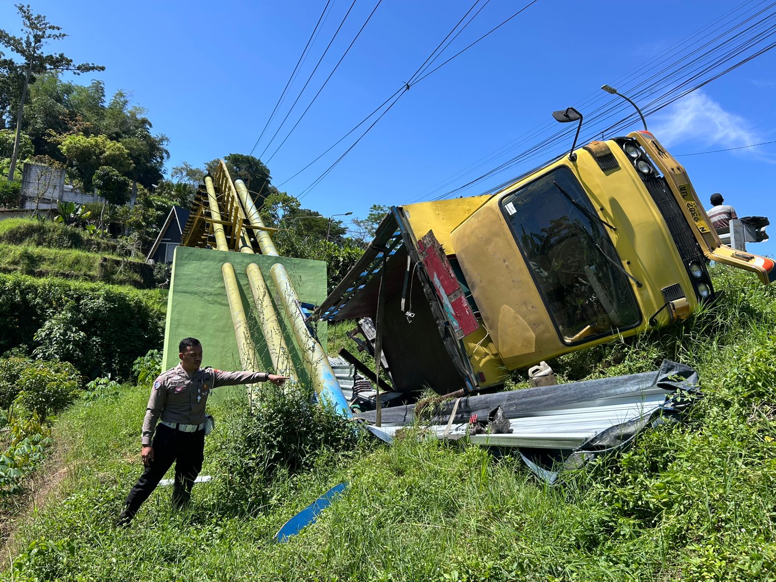 Gagal Nanjak, Truk Muat Galvalum Terjun ke Jurang di Bumiaji, Sopir Selamat