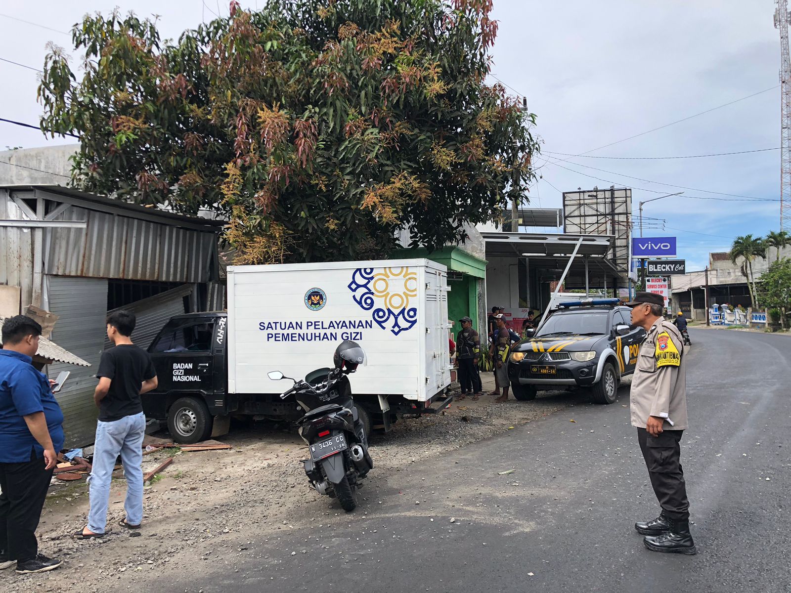 Mobil MBG Oleng Usai Isi BBM di Donomulyo, Tabrak Tiga Rumah Warga