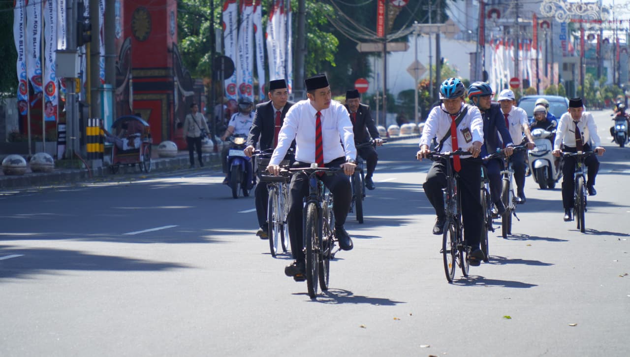 Ngonthel ke Kantor, Wali Kota Blitar Ajak ASN Perkuat Budaya Hemat Energi