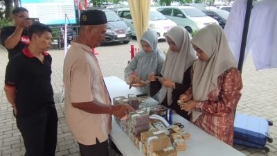 Jelang Keberangkatan Haji, Penukaran Riyal di Lamongan Diserbu Calon Jamaah