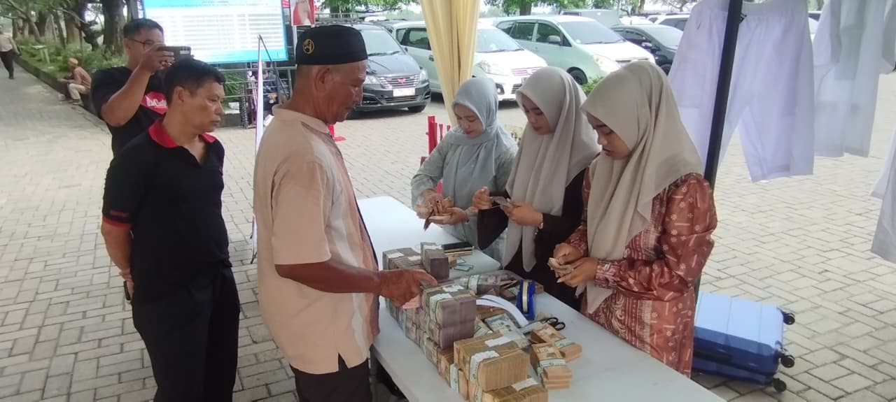 Jelang Keberangkatan Haji, Penukaran Riyal di Lamongan Diserbu Calon Jamaah