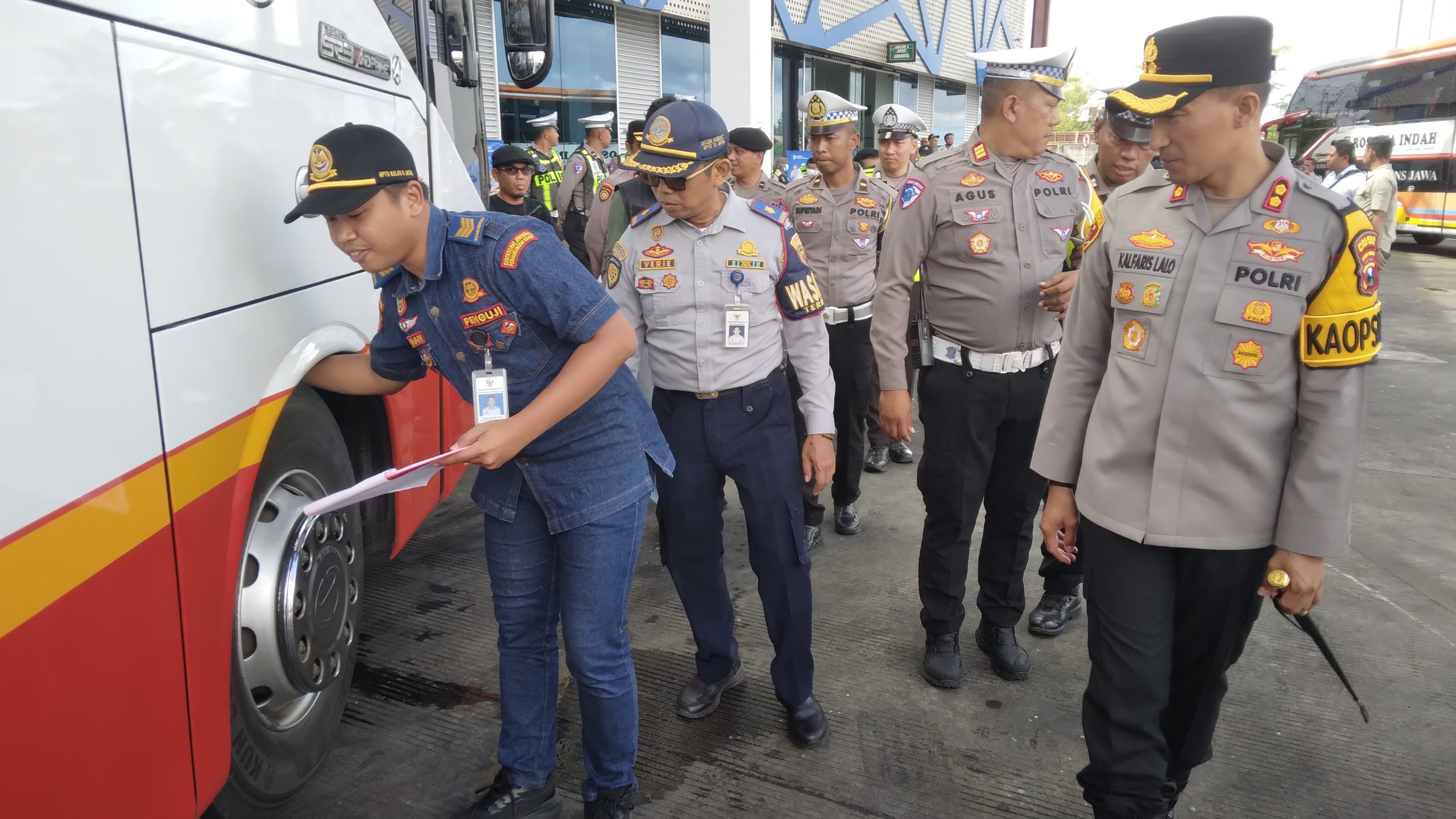Bus Masih Jadi Pilihan Angkutan Lebaran, Penumpang di Terminal Patria Blitar Meningkat
