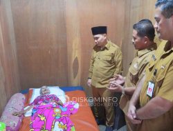 Tanggapi Laporan Warga di Medsos, Bupati Mojokerto Besuk Lansia Lumpuh di Pacet