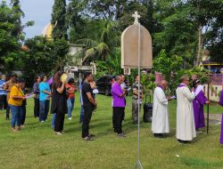 Umat Katolik di Lamongan Laksanakan Jalan Salib dengan Khidmat